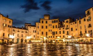 piazza di notte a Lucca in primavera