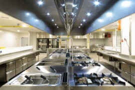 Forniture per cucine industriali: come scegliere soluzioni efficienti e durature