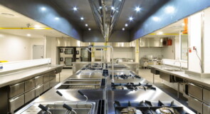Forniture per cucine industriali: come scegliere soluzioni efficienti e durature