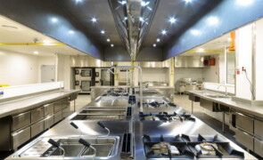 Forniture per cucine industriali: come scegliere soluzioni efficienti e durature