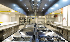 Forniture per cucine industriali: come scegliere soluzioni efficienti e durature