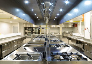 Forniture per cucine industriali: come scegliere soluzioni efficienti e durature