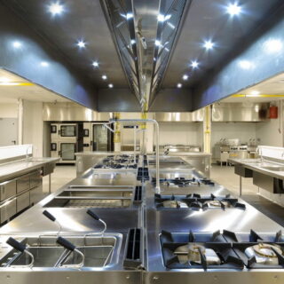 Forniture per cucine industriali: come scegliere soluzioni efficienti e durature