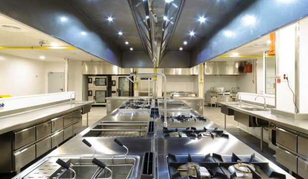 Forniture per cucine industriali: come scegliere soluzioni efficienti e durature