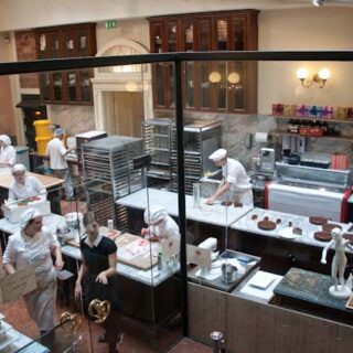 Attrezzature per bar e ristoranti: come scegliere strumenti che garantiscono velocità, qualità e sicurezza