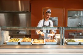 Attrezzature per catering e mense: come strutturare un sistema di lavoro stabile tra produzione, trasporto, rigenerazione e servizio