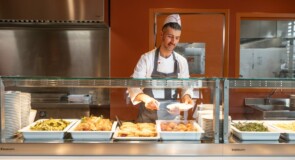Attrezzature per catering e mense: come strutturare un sistema di lavoro stabile tra produzione, trasporto, rigenerazione e servizio