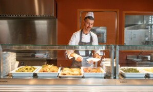 Attrezzature per catering e mense: come strutturare un sistema di lavoro stabile tra produzione, trasporto, rigenerazione e servizio