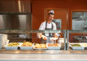 Attrezzature per catering e mense: come strutturare un sistema di lavoro stabile tra produzione, trasporto, rigenerazione e servizio