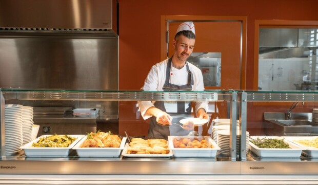 Attrezzature per catering e mense: come strutturare un sistema di lavoro stabile tra produzione, trasporto, rigenerazione e servizio
