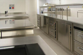 Forniture professionali per la ristorazione: la cucina come un pit-stop di Formula 1 (perché vinci sui secondi, non sui miracoli)