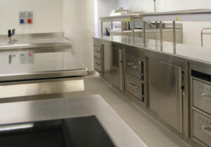 Forniture professionali per la ristorazione: la cucina come un pit-stop di Formula 1 (perché vinci sui secondi, non sui miracoli)