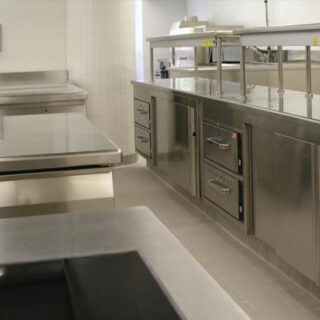 Forniture professionali per la ristorazione: la cucina come un pit-stop di Formula 1 (perché vinci sui secondi, non sui miracoli)