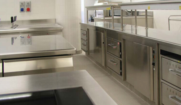 Forniture professionali per la ristorazione: la cucina come un pit-stop di Formula 1 (perché vinci sui secondi, non sui miracoli)